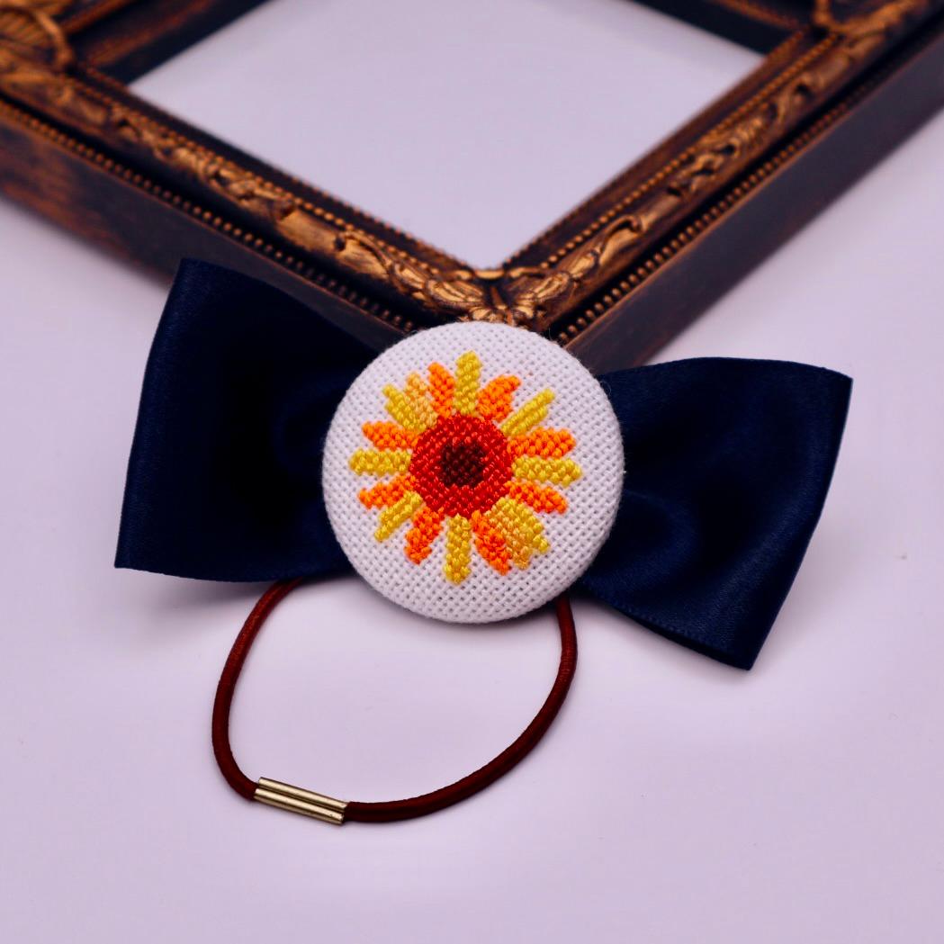 8月のくるみボタン　ひまわりの花　クロスステッチ刺繍 | 4枚目